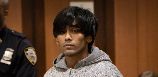 El Servicio de Inmigración y Control de Aduanas de Estados Unidos arremetió este martes contra la denominada política de "ciudad santuario" de Nueva York, después de que un inmigrante indocumentado que había sido puesto en libertad supuestamente asesinara y violara, dos semanas después, a una anciana de 92 años.