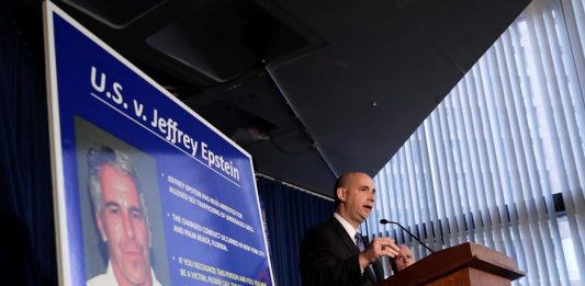 La cadena CBS publicó unas fotografías realizadas justo tras la muerte del multimillonario Jeffrey Epstein en su celda de una cárcel de Nueva York
