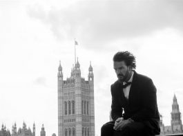 El guatemalteco Arjona lanza "Negro" y sigue agotando entradas en España El cantante guatemalteco Ricardo Arjona reveló este lunes que quiere desafiar en 2020 a la industria musical
