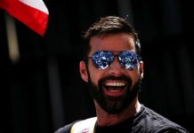 Ricky Martín irá a Puerto Rico para apoyar las protestas por la gestión de suministros El artista puertorriqueño Ricky Martin anunció este lunes que se unirá a las protestas de quienes piden la dimisión de la gobernadora de la isla, Wanda Vázquez