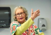 Rita Flores de Wallace: difundiendo folclore mexicano en Colorado desde 1980 Quienes la conocen, describen a Rita Flores de Wallace de diferente maneras: folclorista, educadora, creadora, cuentista y hasta maestra.