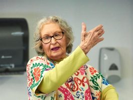 Quienes la conocen, describen a Rita Flores de Wallace de diferente maneras: folclorista, educadora, creadora, cuentista y hasta maestra.