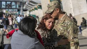 Rocío Rebollar Gómez, de 50 años de edad, madre del segundo teniente de inteligencia del ejército, Gibran Cruz, de 30 años, fue deportada desde San Diego a la ciudad fronteriza mexicana de Tijuana. (Foto de twitter)