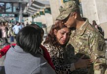 Deportan a México a madre de teniente del ejército tras 31 años en EEUU Rocío Rebollar Gómez, de 50 años de edad, madre del segundo teniente de inteligencia del ejército, Gibran Cruz, de 30 años, fue deportada desde San Diego a la ciudad fronteriza mexicana de Tijuana. (Foto de twitter)