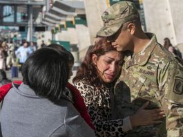 Rocío Rebollar Gómez, de 50 años de edad, madre del segundo teniente de inteligencia del ejército, Gibran Cruz, de 30 años, fue deportada desde San Diego a la ciudad fronteriza mexicana de Tijuana. (Foto de twitter)