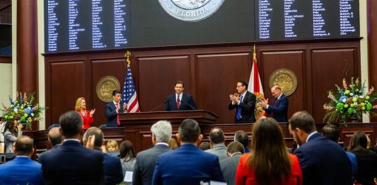 Ron DeSantis, anunció un acuerdo para comprar 20.000 acres (más de 8.000 hectáreas) en los Everglades, un enorme humedal en el sur del estado, para protegerlo de la exploración de petróleo y gas.