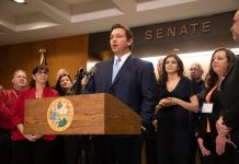 El Gobernador de Florida presenta un programa contra los tiroteos masivos Ron DeSantis, presentó este miércoles la "Estrategia Unificada de Evaluación de Amenazas", un programa para las fuerzas de seguridad que evite los tiroteos masivos
