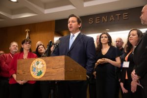Ron DeSantis, present&oacute; este mi&eacute;rcoles la "Estrategia Unificada de Evaluaci&oacute;n de Amenazas", un programa para las fuerzas de seguridad que evite los tiroteos masivos