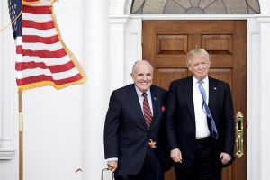 El presidente Donald Trump lo "sabía todo" sobre los esfuerzos orquestados por su abogado, Rudy Giuliani, para presionar a Ucrania con fines partidistas