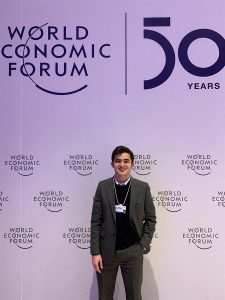 Salvador Gómez Colón tiene 17 años, es de Puerto Rico y ha sido uno de los diez adolescentes a los que el Foro de Davos invitó a hablar ante los poderosos del planeta