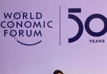 Salvador, el adolescente puertorriqueño que da luz a víctimas de huracanes Salvador Gómez Colón tiene 17 años, es de Puerto Rico y ha sido uno de los diez adolescentes a los que el Foro de Davos invitó a hablar ante los poderosos del planeta