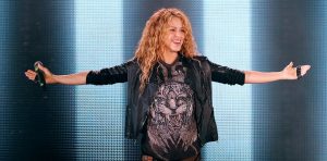 La cantautora colombiana Shakira lanza este lunes el tema "Me gusta", su primera colaboración con el artista urbano puertorriqueño Anuel AA