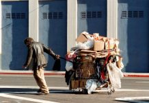 Sin ropa, cama o medicinas: redadas desplazan a desamparados en California En 2019, había más de 150.000 personas, según el Departamento de Vivienda y Desarrollo Urbano de los Estados Unidos, y el 72 % de ellos no tenía refugio.