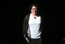 La jueza latina de la Corte Suprema Sonia Sotomayor inspira un libro "puntual" "Being Brown: Sonia Sotomayor and the Latino Question", sirve para reflexionar sobre un momento "denigrante con los latinos como nunca antes", dijo el autor, Lázaro Lima.