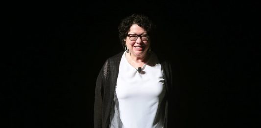 "Being Brown: Sonia Sotomayor and the Latino Question", sirve para reflexionar sobre un momento "denigrante con los latinos como nunca antes", dijo el autor, Lázaro Lima.