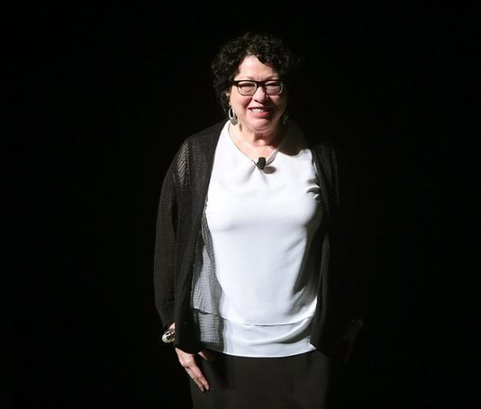 "Being Brown: Sonia Sotomayor and the Latino Question", sirve para reflexionar sobre un momento "denigrante con los latinos como nunca antes", dijo el autor, Lázaro Lima.