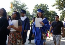 "Soñadores" piden matrículas universitarias en el Capitolio de Arizona Cerca de 300 estudiantes indocumentados y "soñadores" que viven en los Estados Unidos desde hace años se reunieron el jueves en el Capitolio de Arizona para pedirles a representantes legislativos y senadores que les permitan tener acceso a una matrícula
