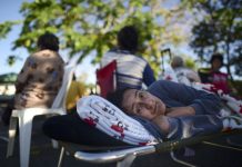 Tareas de ayuda en suroeste Puerto Rico prosiguen una semana después de terremoto Al momento, hay 3.816 personas en 12 refugios administrados por el Departamento de la Vivienda, y otros 4.007 en 31 refugios establecidos por organizaciones sin fines de lucro.