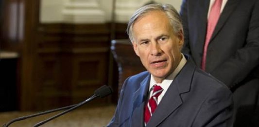 Abbott atribuyó su decisión a las presiones que ha experimentado Texas como resultado de acoger "más refugiados que ningún otro estado" desde 2010 y además lidiar "con problemas de migración desproporcionados".