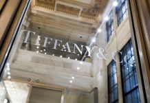 La exclusiva joyería Tiffany de la Quinta Avenida de Nueva York contrató a 30 agentes de seguridad para trasladar sus "tesoros" de millones de dólares desde su fortaleza de 10 pisos a una nueva ubicación temporal