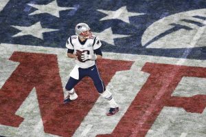 Aunque la derrota fue la gran sorpresa de la primera jornada de playoffs de la NFL, los Patriots eran los favoritos en su campo del Gillette Stadium, Brady, de 42 a&ntilde;os, rechaz&oacute; la opci&oacute;n que hubiese jugado su &uacute;ltimo partido como profesional.
