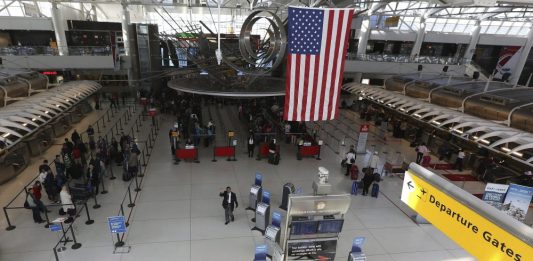 Las autoridades de salud de Estados Unidos revisan desde este viernes a los pasajeros que llegan a tres aeropuertos del país (Los Ángeles, San Francisco y Nueva York) ante el temor a la extensión de un nuevo tipo de coronavirus