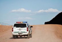 Tribu indígena defiende cementerio ancestral ante amenaza de muro fronterizo Para construir parte del valla fronteriza en esta región, que se prevén sean de acero y de unos 30 pies de alto, se deberán remover las bardas de madera, la vegetación y se tendrá que hacer uso de máquinas excavadoras.