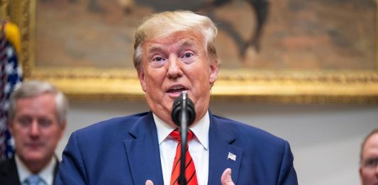 El presidente Donald Trump aseguró este sábado que tiene identificados 52 objetivos de Irán para responder "muy rápido" y "muy fuerte" a las eventuales represalias de Teherán