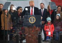 Trump busca el voto de mujeres conservadoras en una gran marcha antiabortista Trump se convirtió en el primer presidente en dar un discurso ante la "Marcha por la vida".
