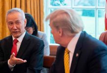 Trump firma con China "trascendental" primera fase del acuerdo comercial Trump calificó el acuerdo como "un paso trascendental" para un "futuro comercial justo y recíproco" entre los dos países.