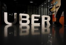 La empresa de alquiler de vehículos con conductor Uber anunció hoy que ha empezado una prueba piloto en tres aeropuertos de California para que los conductores puedan fijar los precios