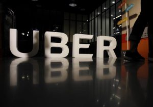La empresa de alquiler de veh&iacute;culos con conductor Uber anunci&oacute; hoy que ha empezado una prueba piloto en tres aeropuertos de California para que los conductores puedan fijar los precios 