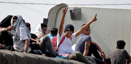 La deportación desde de México de más de 2.500 inmigrantes hondureños en las últimas dos semanas, no ha hecho desistir a más de un centenar, entre hombres, mujeres y niños, que este viernes salieron en una segunda caravana