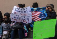 Migrantes mexicanos que esperan en la fronteriza Tijuana la respuesta de solicitud de asilo hecha a Estados Unidos protestaron este viernes