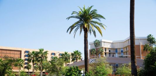 La Fundación Bob & Renee Parsons aportó un fondo de 937.000 dólares por los siguientes tres años a la Fundación de la Universidad Estatal de Arizona para dar 35 becas a estudiantes "soñadores"
