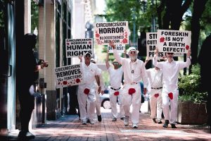 Los Hombres Manchados de Sangre rechazan la remoci&oacute;n quir&uacute;rgica del prepucio que suele hacerse a los reci&eacute;n nacidos