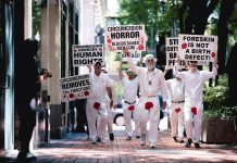 Hombres Manchados de Sangre protestan en Florida contra la circuncisión Los Hombres Manchados de Sangre rechazan la remoción quirúrgica del prepucio que suele hacerse a los recién nacidos