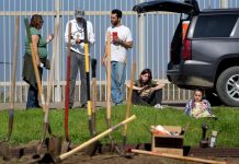 Un grupo de voluntarios, acompañados de tres agentes de la Patrulla Fronteriza estadounidense, iniciaron este sábado la reconstrucción del Jardín Binacional