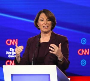 Durante el debate dem&oacute;crata, las dos mujeres que se postulan para la presidencia prometieron hacer, solas, lo que Washington hasta ahora no ha logrado: bajar los precios de los medicamentos recetados.