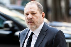El productor de cine Harvey Weinstein, que el lunes afronta un juicio por abusos sexuales en Nueva York, asegura que los dos &uacute;ltimos a&ntilde;os han sido "extenuantes", reconoce que estaba "consumido" por la "b&uacute;squeda del &eacute;xito" 
