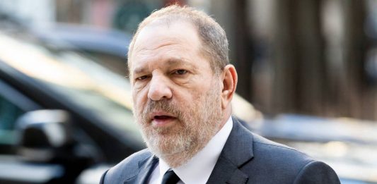 El productor de cine Harvey Weinstein, que el lunes afronta un juicio por abusos sexuales en Nueva York, asegura que los dos últimos años han sido "extenuantes", reconoce que estaba "consumido" por la "búsqueda del éxito"