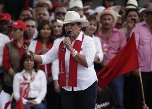 La esposa del expresidente de Honduras Manuel Zelaya, Xiomara Castro, lanz&oacute; este s&aacute;bado su precandidatura a la Presidencia del pa&iacute;s