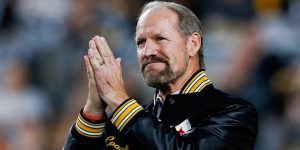 El exentrenador de los Steelers de Pittsburgh, Bill Cowher, fue nombrado formalmente este sábado el primer miembro de la Generación del Centenario del Salón de la Fama.