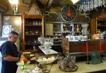 Nuevas cafeterías florecen en Ciudad de México con ofertas curiosas En algunas de las colonias más de moda de la Ciudad de México, como La Condesa, La Roma o el Centro, florecen alternativas curiosas o, incluso, "secretas", como cafeterías y rincones que recuerdan la Europa de principios del siglo XX.