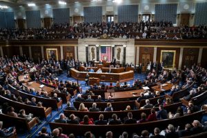 La C&aacute;mara de Representantes de Estados Unidos aprob&oacute; este jueves dos proyectos de ley que buscan restringir las acciones militares del presidente Donald Trump
