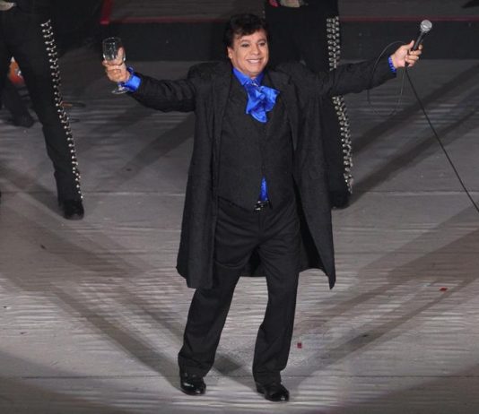 Un filme muestra imágenes inéditas del archivo de Juan Gabriel tras 10 años de su muerte El cantautor mexicano Juan Gabriel cumpliría este martes 70 años, pero mientras su familia sigue enfocada en preservar su legado musical y otros artistas celebran su vida con homenajes, sigue la controversia en torno a su muerte, sus hijos y su herencia.