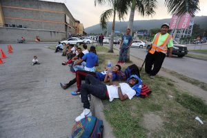 Decenas de inmigrantes hondure&ntilde;os se concentraban este jueves en San Pedro Sula, norte de Honduras, con la idea de salir ma&ntilde;ana hacia Estados Unidos