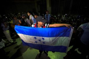 Unos 200 inmigrantes hondureños partieron esta noche en una caravana hacia el sector de Corinto