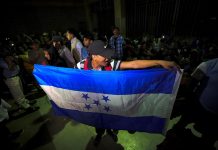 Unos 200 inmigrantes hondureños partieron esta noche en una caravana hacia el sector de Corinto