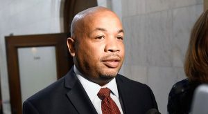 Carl Heastie, y el presidente del Comité de Transportes, William Magnarelli, anunciaron que la asamblea aprobó hoy un paquete legislativo para establecer una supervisión crítica en la industria de las limusinas